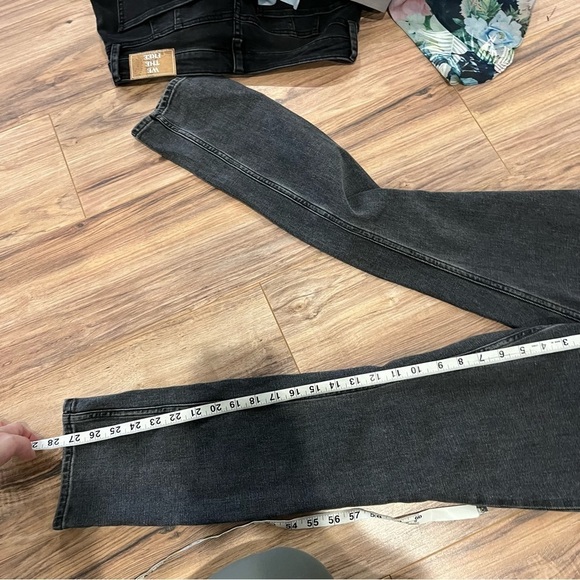 Abercrombie & Fitch Curve Love Ultra High Rise 90s Slim Straight Jean - Picture 10 of 11